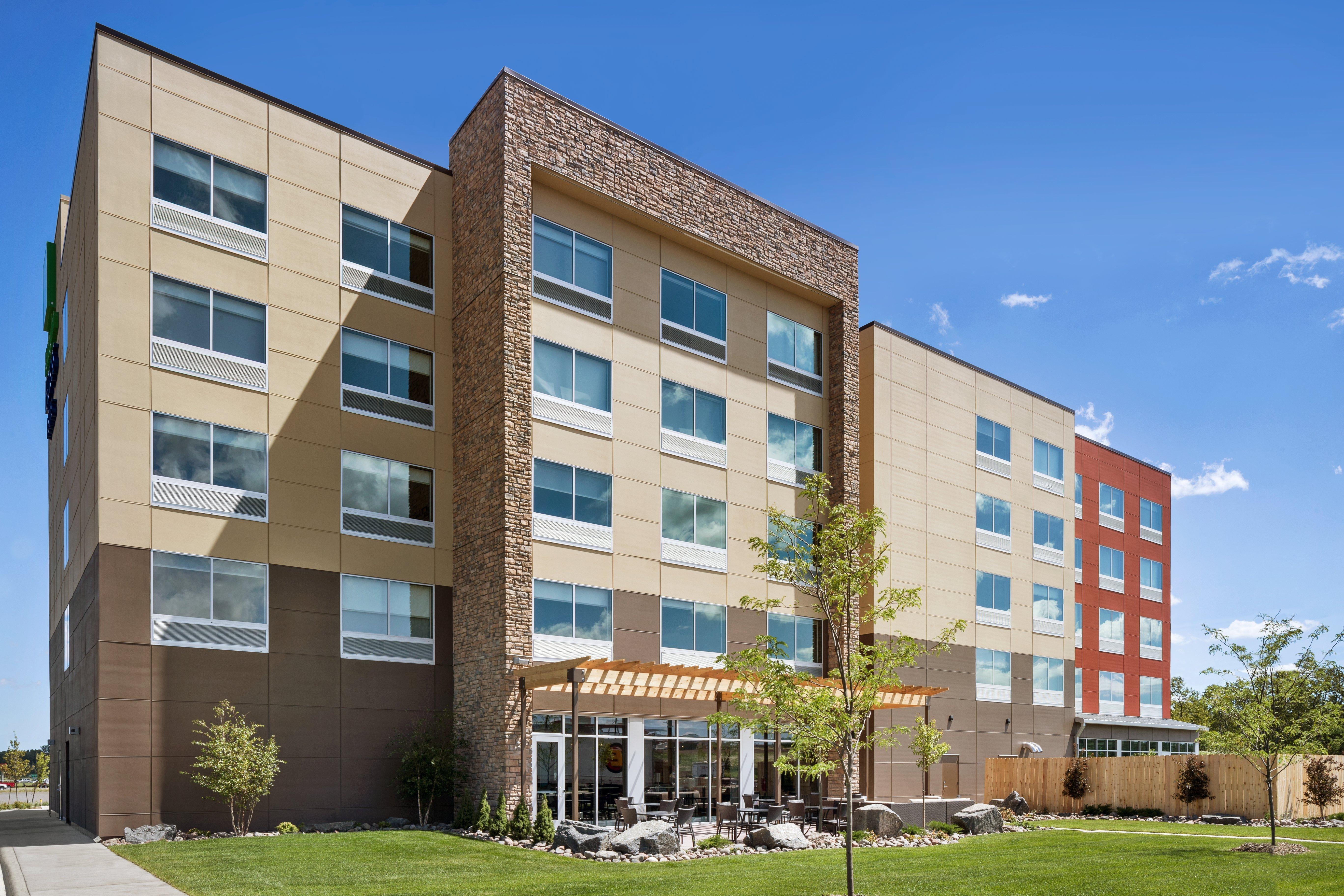 Holiday Inn Express & Suites Duluth North - Miller Hill By Ihg Exterior photo