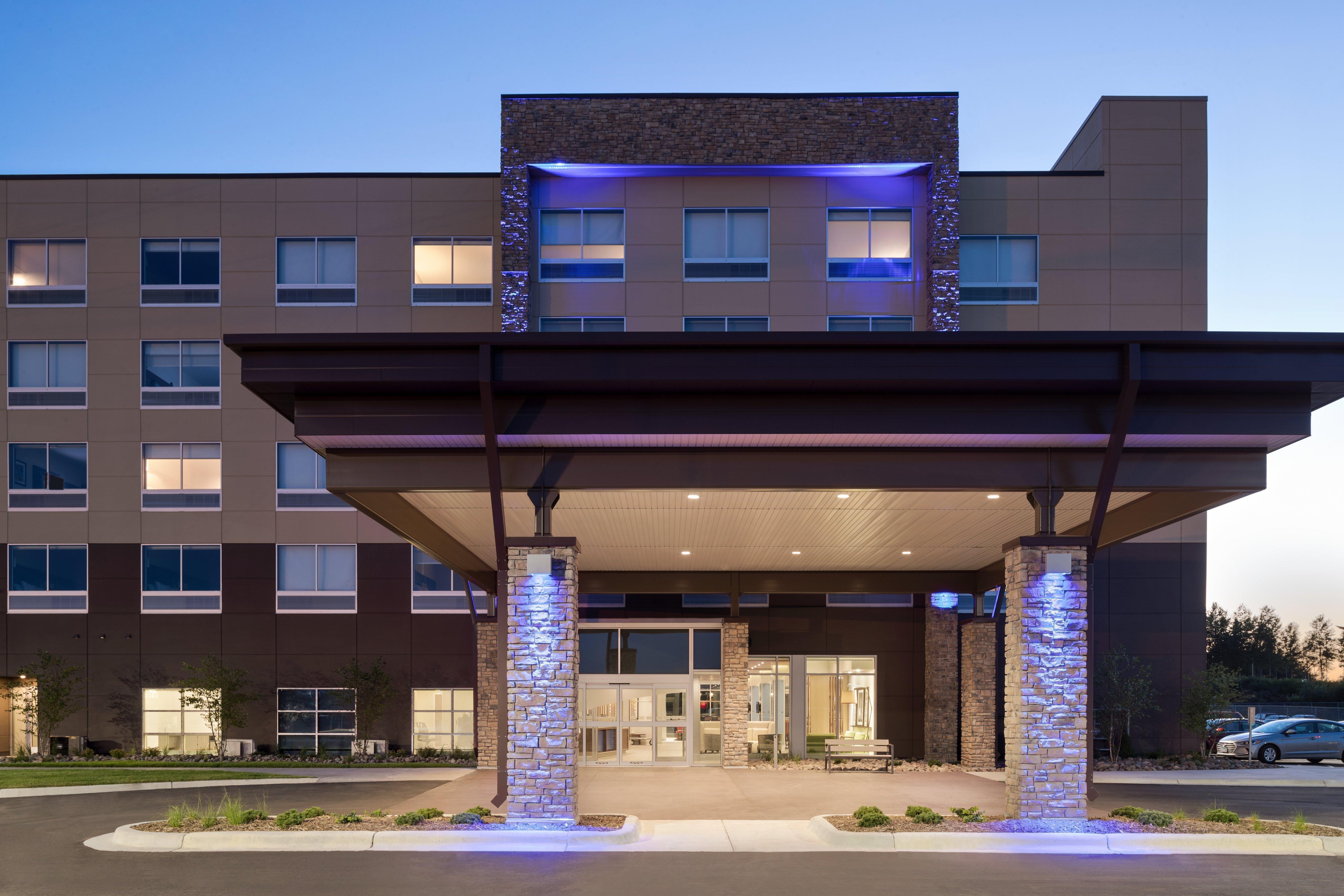 Holiday Inn Express & Suites Duluth North - Miller Hill By Ihg Exterior photo